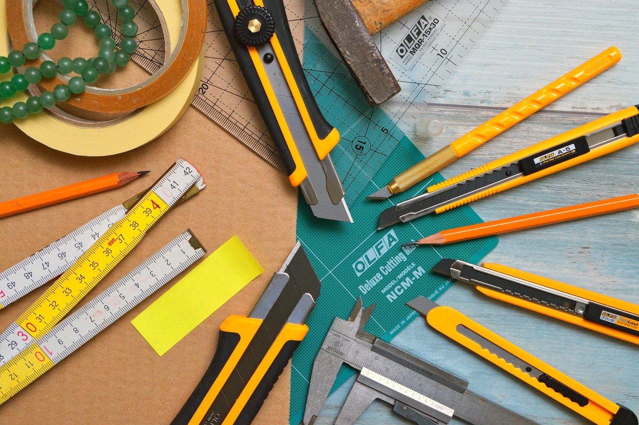 blades are engaged, hammer, subler, adhesive tape, self-adhesive, cutting mat, ruler, transparent, pencil, chores, woodwork, adhesive tape, cutting mat, cutting mat, cutting mat, cutting mat, cutting mat, chores, woodwork, woodwork, woodwork