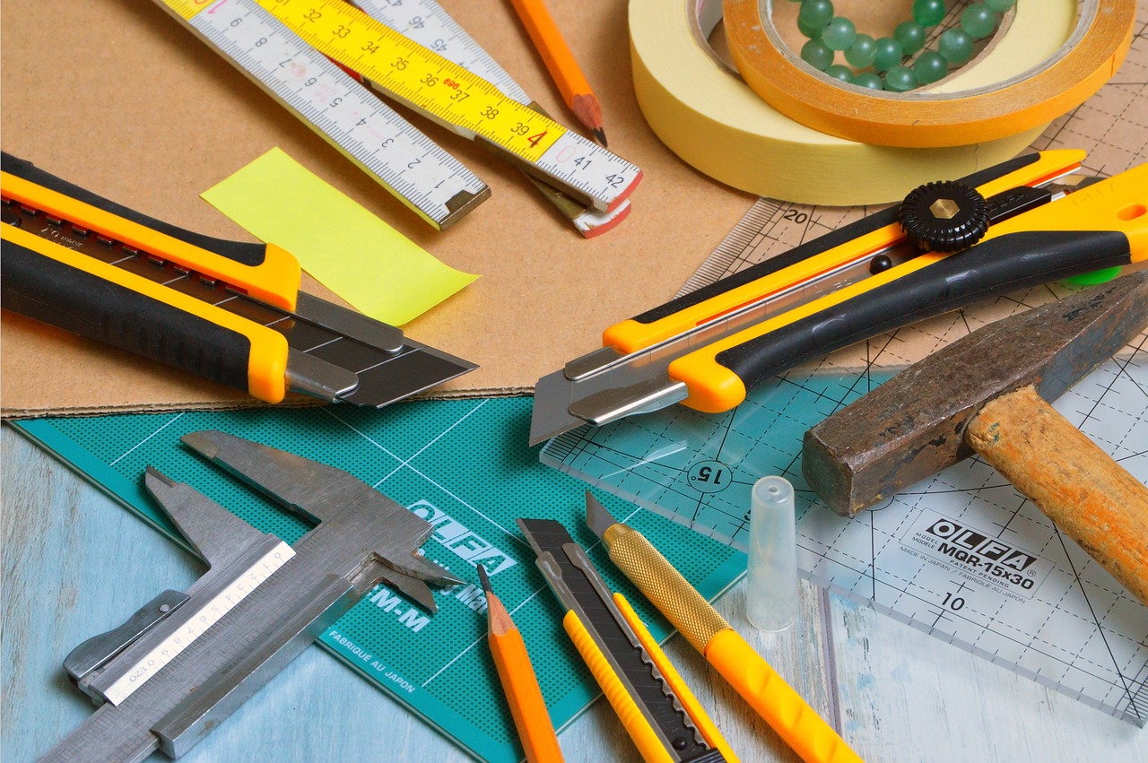 blades are engaged, hammer, subler, adhesive tape, self-adhesive, cutting mat, ruler, transparent, pencil, chores, woodwork, cutting mat, woodwork, woodwork, woodwork, woodwork, woodwork