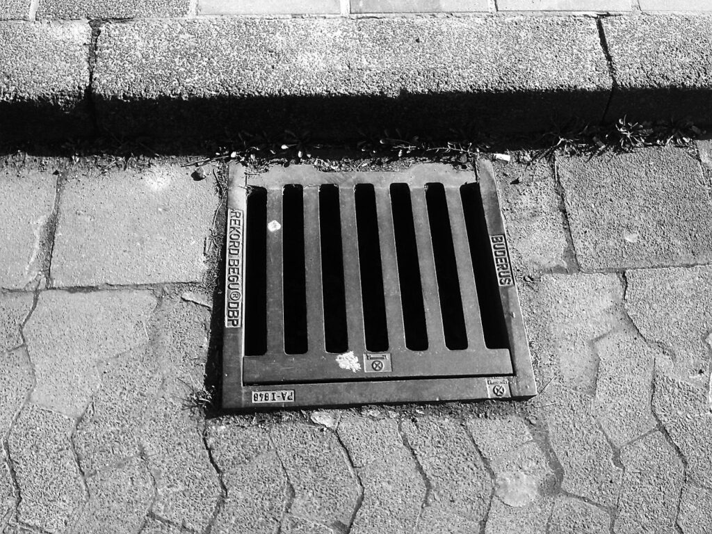 gullideckel, manhole cover, lid, gulli, drain, road, metal, limitation, mark, curb, drain, drain, drain, drain, drain, curb